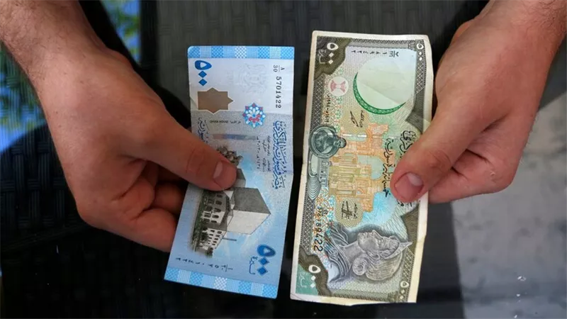 خبير يكشف عن أسباب انهيار الليرة السورية