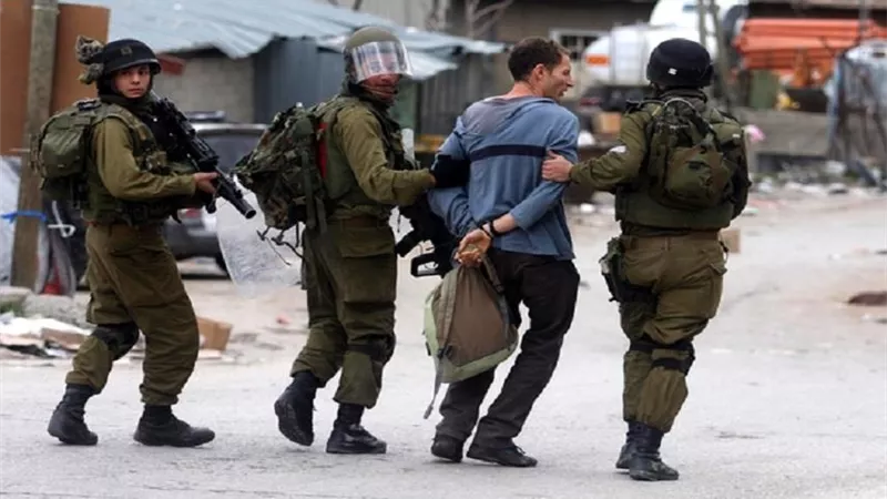 الاحتلال الإسرائيلى يعتقل 10 فلسطينيين من الضفة الغربية