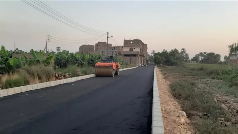 رصف طريق الأقصر - الفزازعة بطول 800 متر