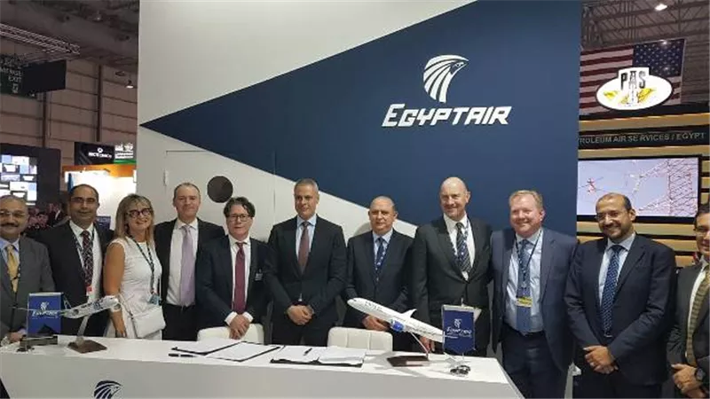 مصر للطيران توقع عقدا لشراء طائرتي بوينج دريم لاينر.. صور وفيديو