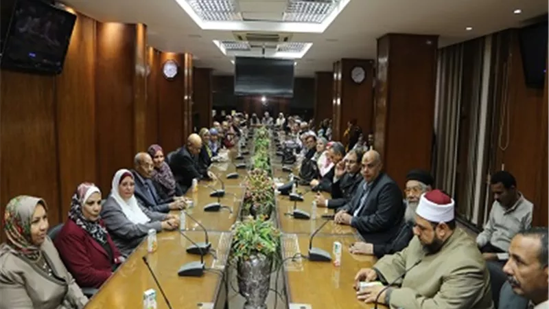 صقر يكرم العاملين بمحافظة السويس والأحياء المحالين لسن المعاش