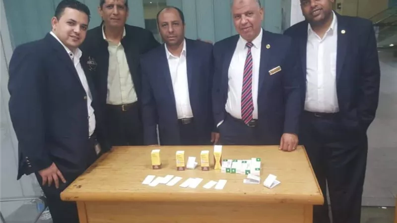 ضبط محاولتي تهريب أدوية وأقراص مخدرة مع راكبين بمطار القاهرة