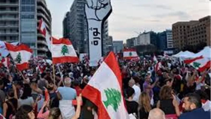 المحتجون يمنعون دخول موكب سيارات النواب إلى مبنى البرلمان اللبناني