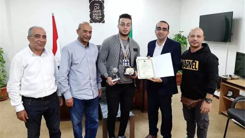 نائب محافظ الإسماعيلية يكرم بطل العالم في القوة البدنية ..صور