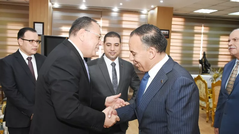 محافظ الشرقية يبحث اعداد خطة عمل لمواجهه الأمية