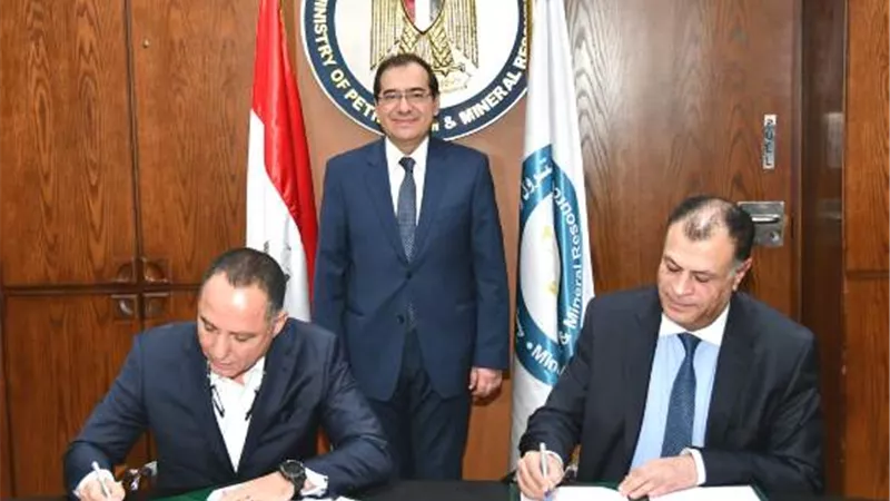 وزير البترول يشهد توقيع تعديل فئات تداول السولار والبوتاجاز بمشروع سونكر