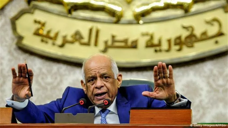 عبد العال يتعجب من إصرار الحكومة علي إرجاع المصريين العاملين فى الخارج