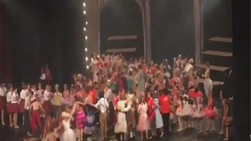 انهيار خشبة المسرح وسقوط راقصى الباليه.. فيديو