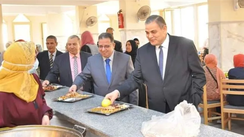 دسوقي يتناول الغداء مع الطلاب والطالبات في مطعم المدينة الجامعية