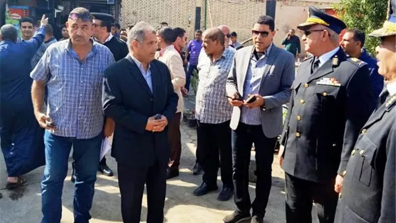 نقل ١٢ كشك جنوب الجيزة وتوفير باكيات حديدية على نفقة الحى.. صور