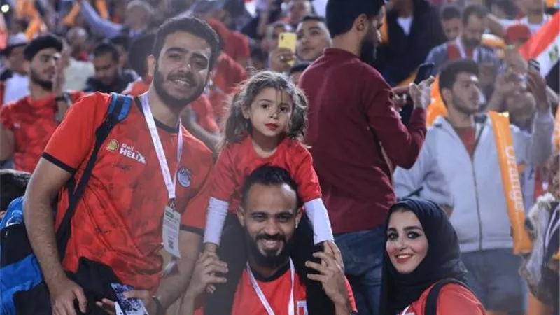 فى 20 صورة .. توافد جماهيرى مكثف على ستاد القاهرة والعائلات تزين المدرجات