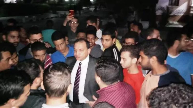 رئيس جامعة بنى سويف يشارك الطلاب فرحتهم بالصعود لطوكيو