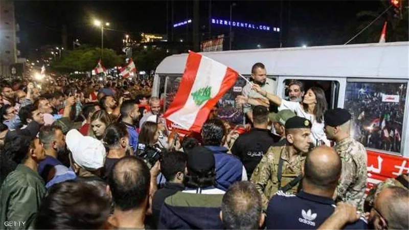 احتجاجات لبنان.. جرحى واعتقالات في ساحة رياض الصلح
