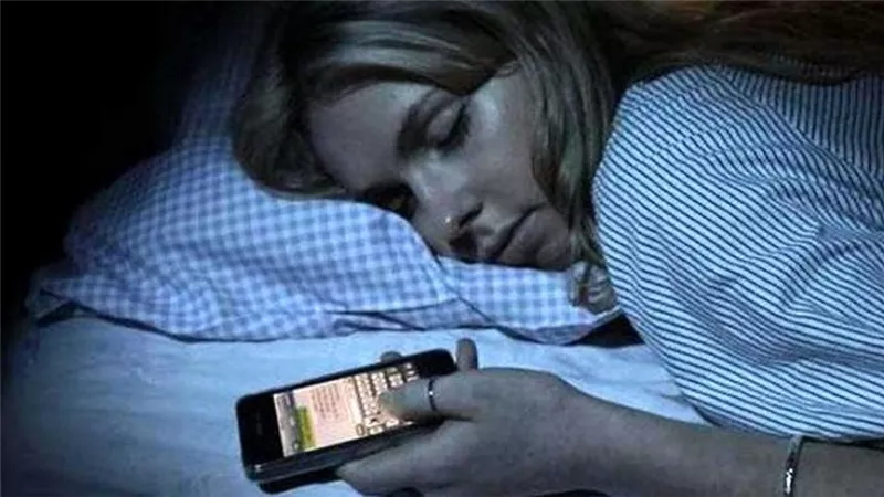 كيف يؤثر استخدام الهواتف على النوم وهرمونات الجسم
