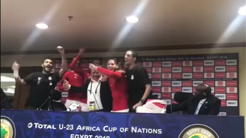 لاعبو المنتخب الأوليمبي بقيادة رمضان صبحي يقتحمون المؤتمر الصحفي