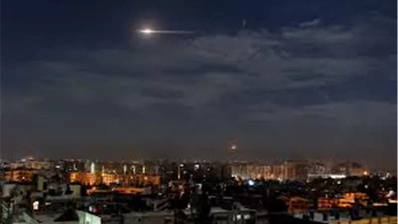 شاهد.. صواريخ الدفاع السوري تتصدى لهجوم إسرائيلي في سماء دمشق وضواحيها