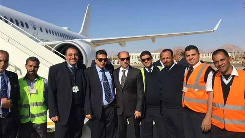 وزير الطيران يكرم رجال الخدمات الأرضية والصيانة الفنية بمطار شرم الشيخ