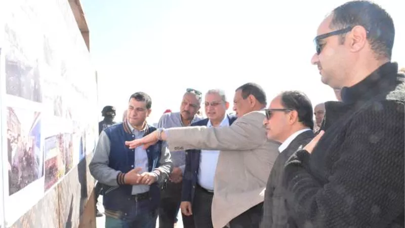محافظ البحيرة ومدير تطوير العشوائيات يتفقدا ميناء الصيد برشيد..صور