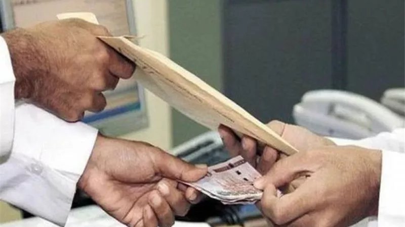 ما حكم تعطيل الموظفين لمصالح الناس وأخذ رشوة لتأدية واجبهم؟..الإفتاء تجيب