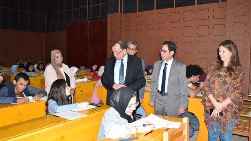 رئيس جامعة بني سويف يتابع امتحانات الميد تيرم