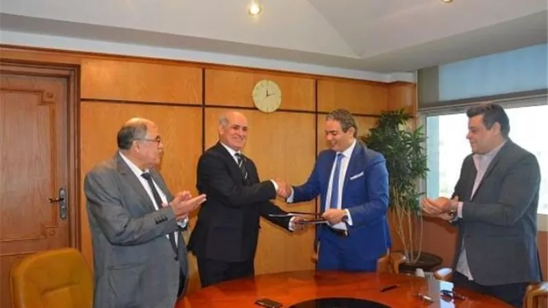 جامعة الفيوم تهدي نقيب الاعلاميين درع الجامعة وتوقع بوتوكول تعاون بين الجامعة والنقابة
