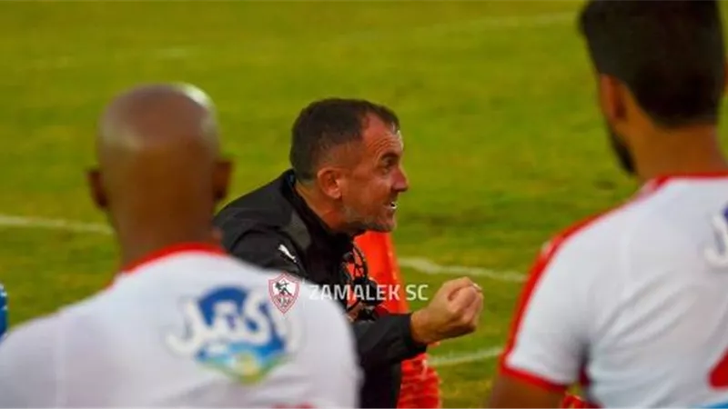 ميتشو يجتمع بلاعبي الزمالك قبل مران اليوم