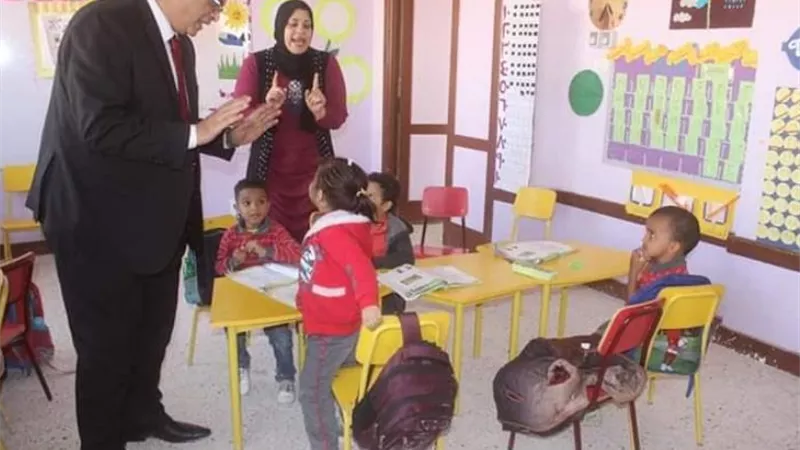 إحالة مدير مدرسة والمشرفين للتحقيق بسبب الإهمال في السويس