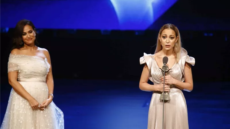 هند صبري تتألق في افتتاح مهرجان القاهرة وتسلم جائزة فاتن حمامة لـ منة شلبي.. فيديو وصور