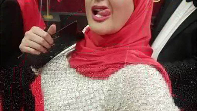 شاعر مشهور يهاجم سما المصرى بعد إطلالتها بمهرجان القاهرة السينمائي