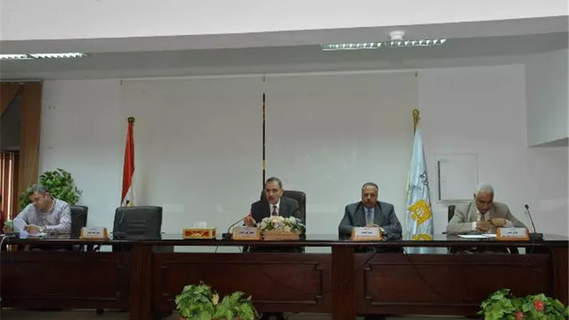 محافظ أسيوط يعقد اجتماعًا تنسيقيًا لتطوير التعليم الفني وتأهيل الطلاب لسوق العمل