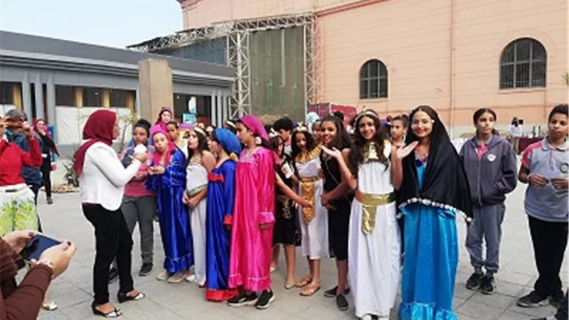 وزير الآثار يفتتح معرض