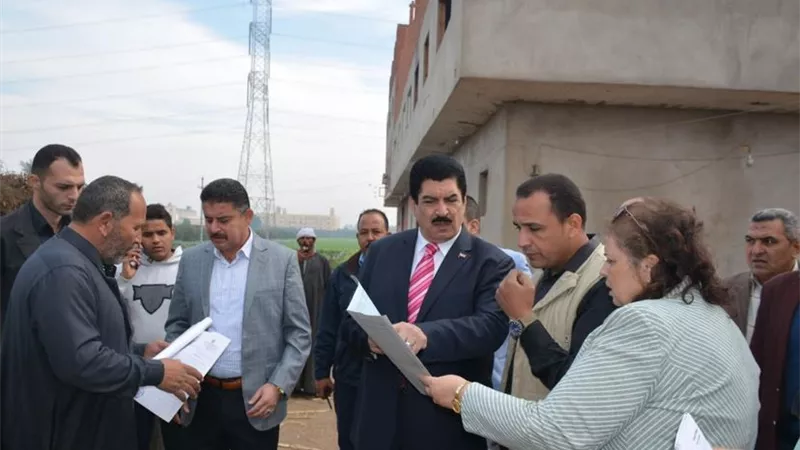 محافظة القليوبية يفاجئ مركز ومدينة القناطر ويتابع إزالة التعديات