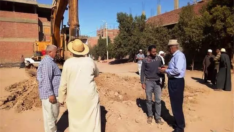 إستكمال أعمال الصرف الصحي بقرية الهنداو بالوادى الجديد