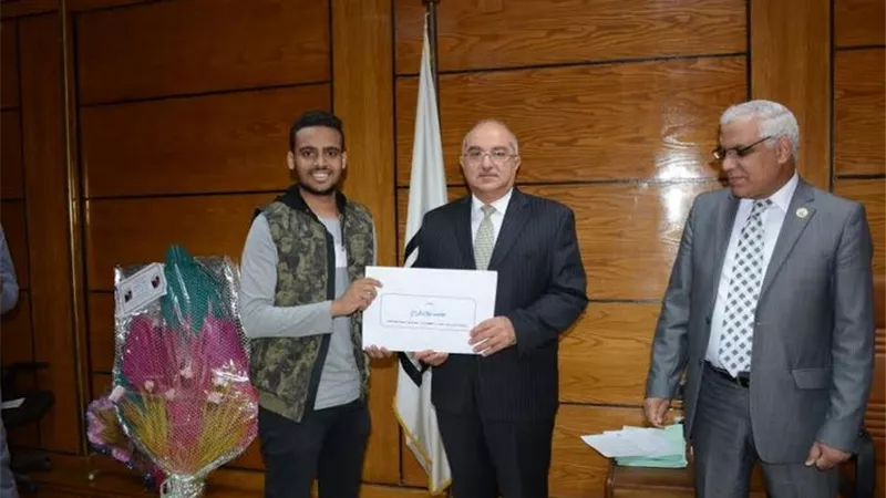 رئيس جامعة أسيوط يكرم الفائزين بمسابقة كاسحة الألغام في الصين