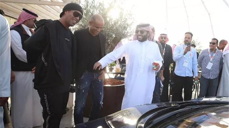 رونالدينيو يفاجئ الجميع في الرياض