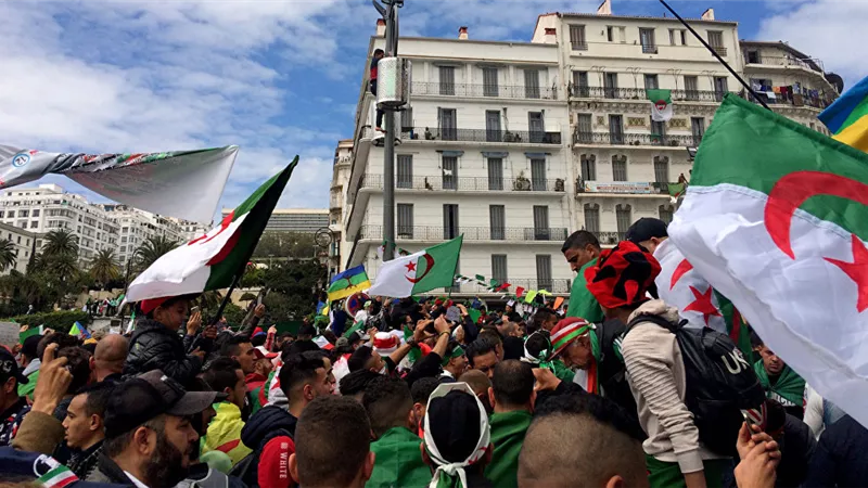 الجزائريون يواصلون تنظيم المسيرات مع تصاعد الاحتجاجات قبل الانتخابات