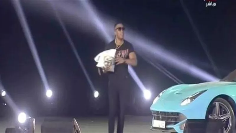 محمد رمضان يلقى دولارات على الجمهور بحفل الرياض