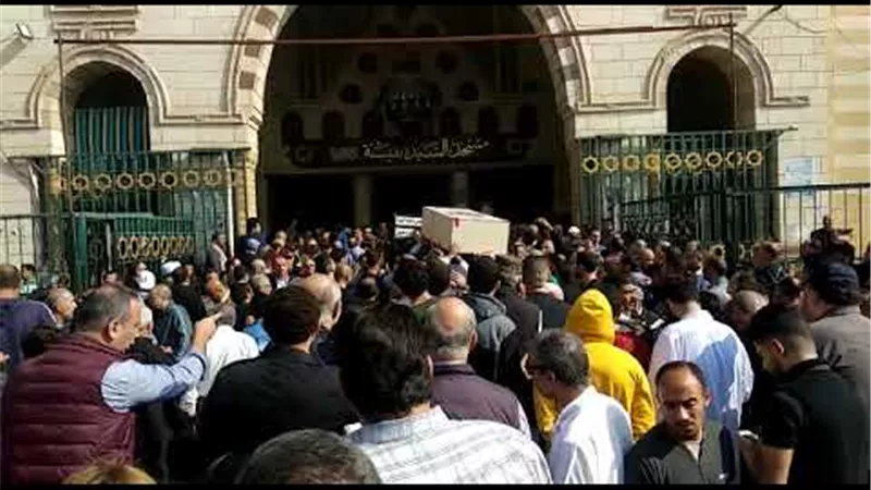 تشيع جنازة شقيقة الفنانة فيفى عبده بمسجد السيدة نفيسة
