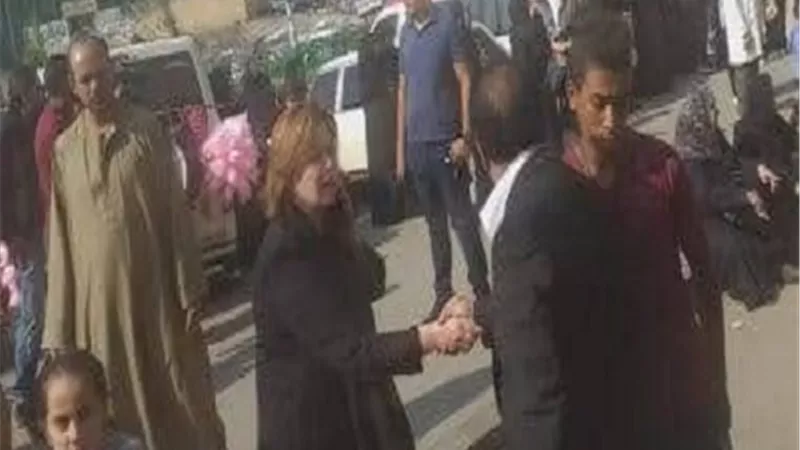 الهام شاهين تساند فيفى عبده فى تشيع جنازة شقيقتها