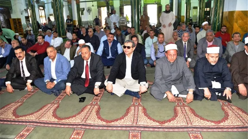 وزير القوى العاملة يؤدى صلاة الجمعة بمسجد ناصر بحى شرق أسيوط
