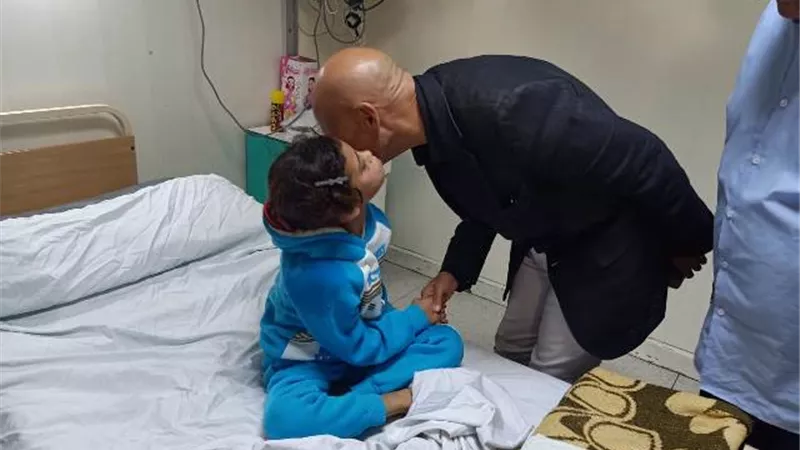 وكيل صحة الشرقية يطمئن على الطفلة ضحية تعذيب أهلها بمستشفى بلبيس