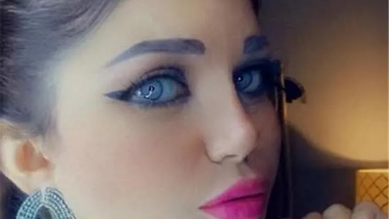 ياسمين الخطيب تبهر متابعيها بإطلالتها الانثوية الرقيقة