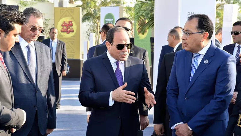 الرئيس السيسي يتفقد معارض صندوق تحيا مصر وريادة الأعمال والفصول التعليمية