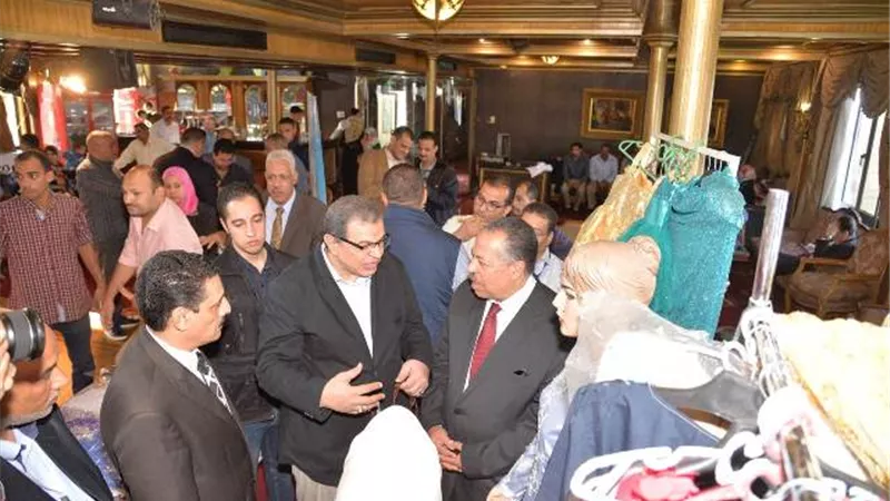 وزير القوى العاملة يوزع منتجات التدريب المهني على الأسر المحتاجة بأسيوط ..صور