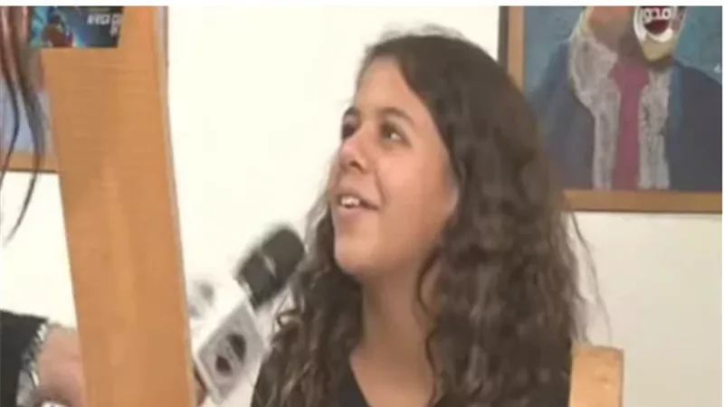 الطفلة (هالة) حفيدة عادل إمام تخطف الأنظار بموهبتها