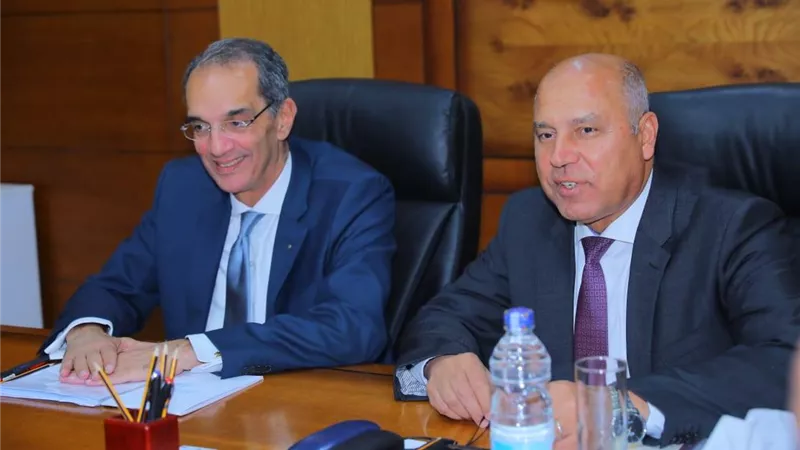 النقل والاتصالات يبحثان بيع تذاكر السكة الحديد بمكاتب البريد