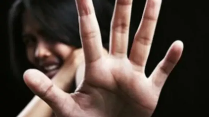 اخ يعتدى على اخته بعد شكوتها له من تحرش والدها بها