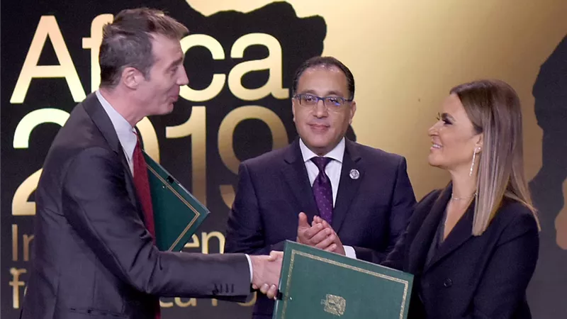 رئيس الوزراء يشهد توقيع 3 اتفاقيات مع البنك الأوروبي لإعادة الإعمار والتنمية