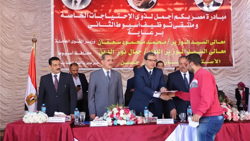 سعفان يسلم 29 عقد عمل لمتحدى الإعاقة فى بداية مبادرة 