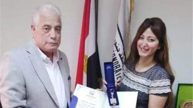 فودة يكرم المرشدة السياحية أسماء رؤوف لتميزها